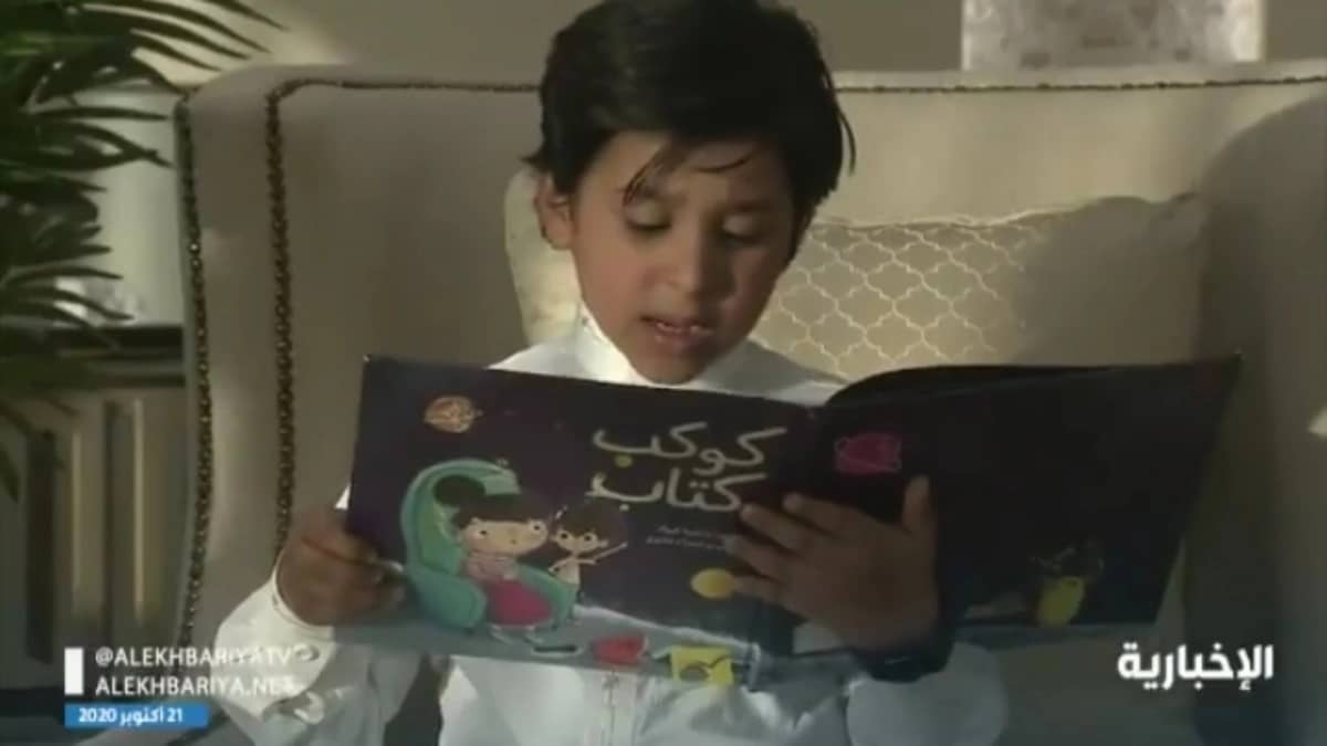 بالفيديو.. قصة نجاح أصغر مؤلف عشق الكون وتفاصيله