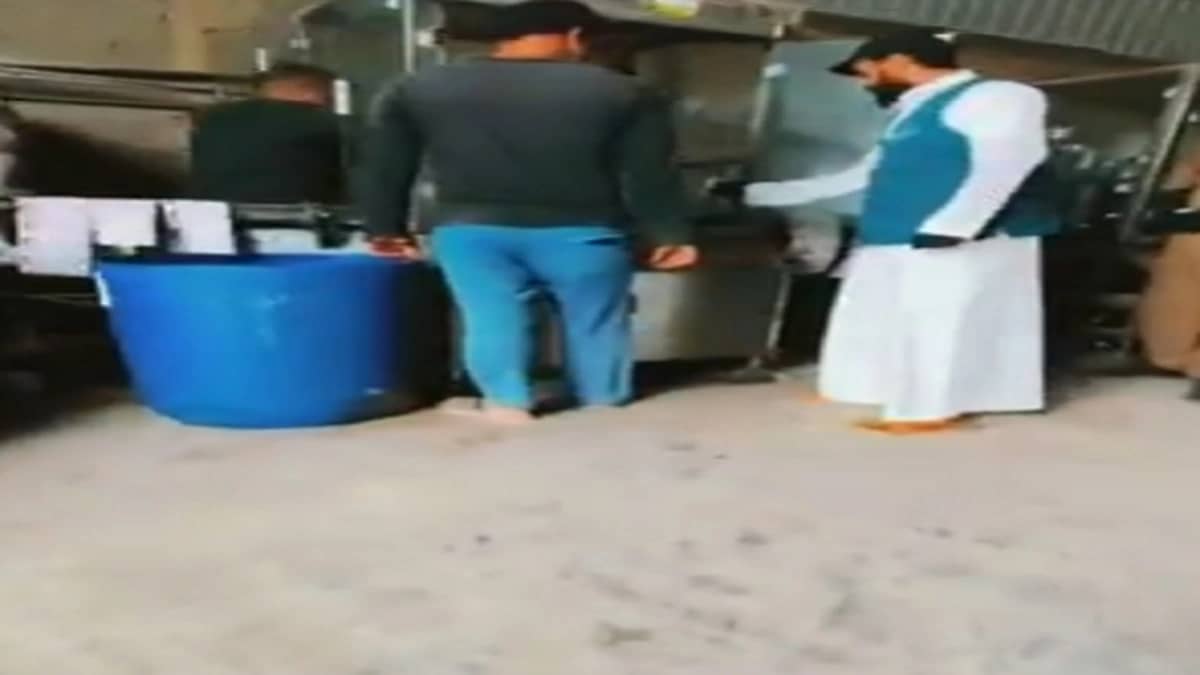 بالفيديو .. ضبط عمالة مخالفة تغش في تصنيع المعقمات بالرياض