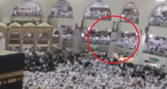 لحظة سقوط الوافد المنتحر من سطح المسجد الحرام