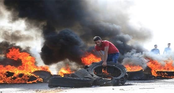 الرئيس اللبناني يٌبشر بحلول مطمئنة والشعب يتمسك بإسقاط الحكومة