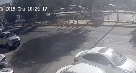 بالفيديو.. سقوط طفل في حفرة بأحد طرق بريدة