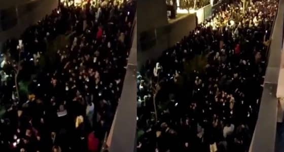 بالفيديو.. حشود هائلة من الإيرانيين تهتف برحيل حكومة الحرس الثوري