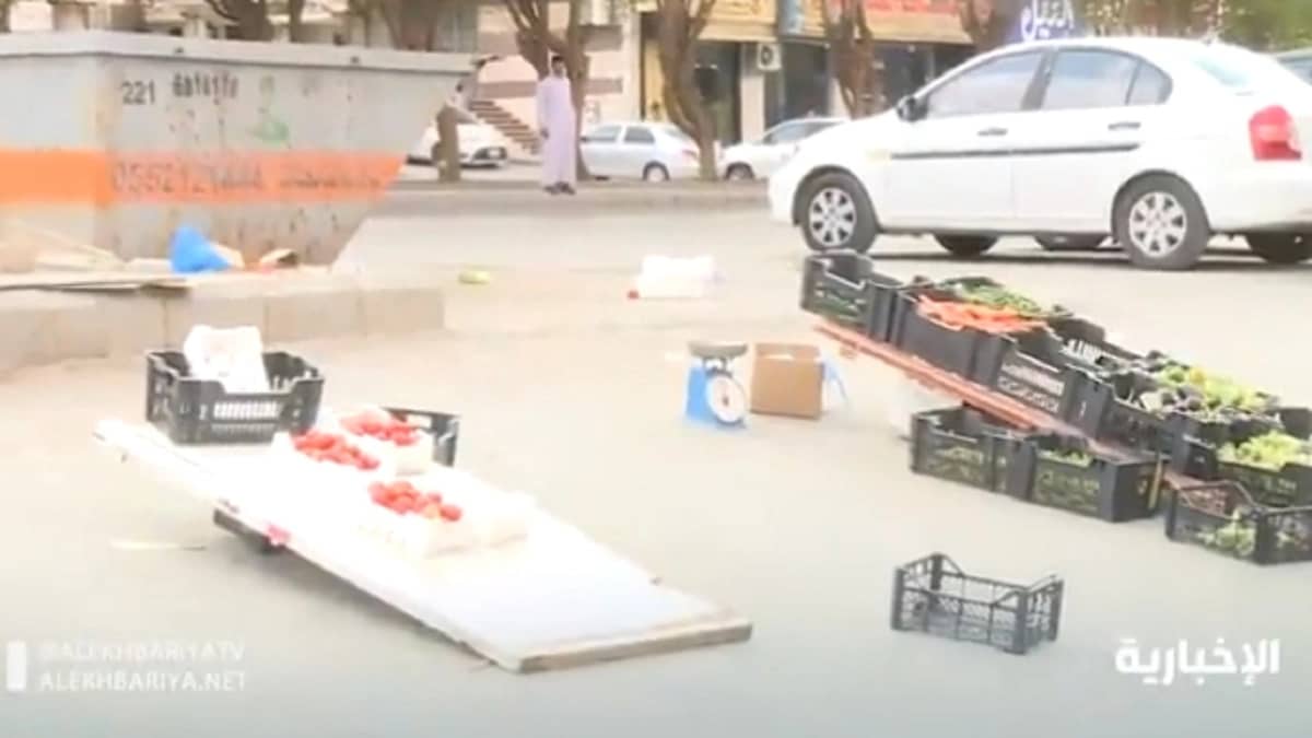 بالفيديو.. أمانة الرياض ترصد عدد من الباعة المخالفين