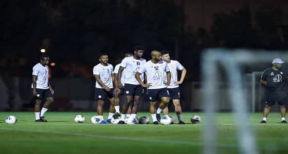 غياب «الشامخ ومعاذ وسالم» عن تدريبات الشباب (صور)