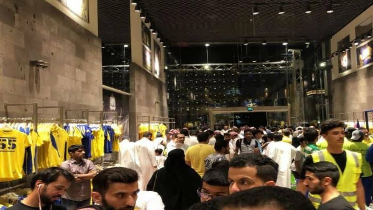 النصر يغلق متجره منعا للازدحام ويتيح التوصيل للمنازل