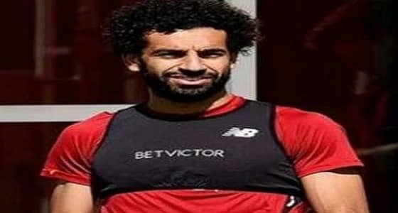 الكشف عن سبب ارتداء محمد صلاح " حمالة صدر " في التدريبات
