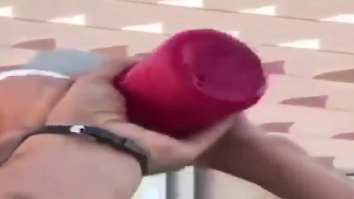 مواطن يتباهى بشرب " ماء بطارية " في القصيم