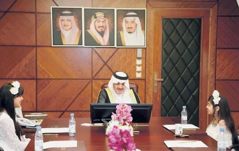 بالصور.. أمير الشرقية يجبر خاطر طفلتين لعدم إلقائهما كلمة في حفل "صيف السعودية"