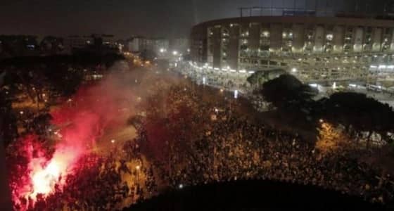 بالفيديو.. الجماهير الكتالونية تحاول اقتحام كامب نو خلال الكلاسيكو