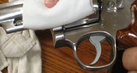 خطأ ينهي حياة مأمور قسم شرطة أثناء تنظيف سلاحه