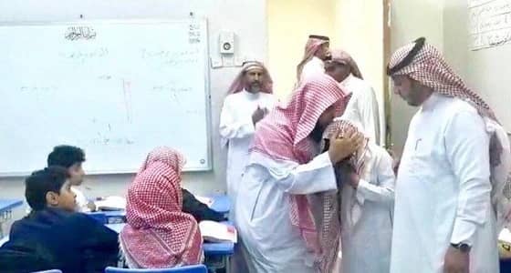 درس عن " فضل الأم " يُبكي طالبًا يتيمًا بجازان