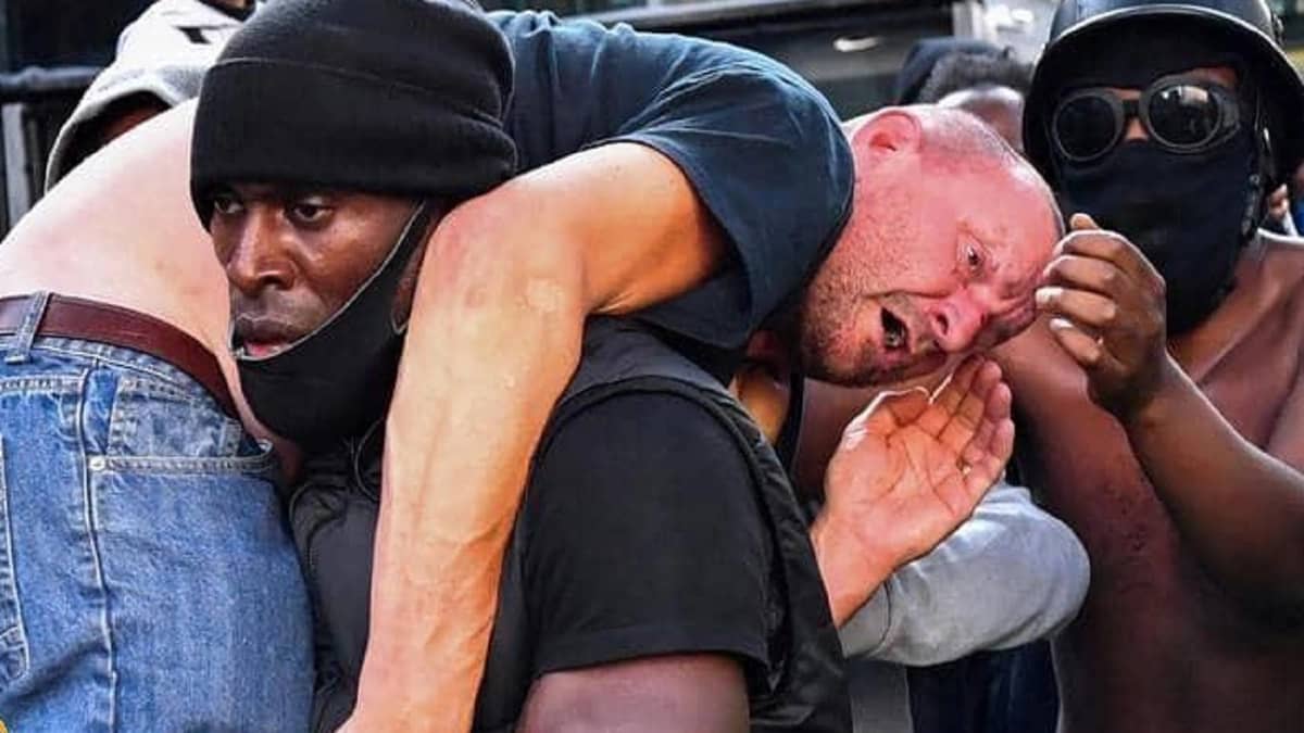 حقيقة صادمة حول الرجل الأبيض الذي أنقذه آخر أسود في المظاهرات