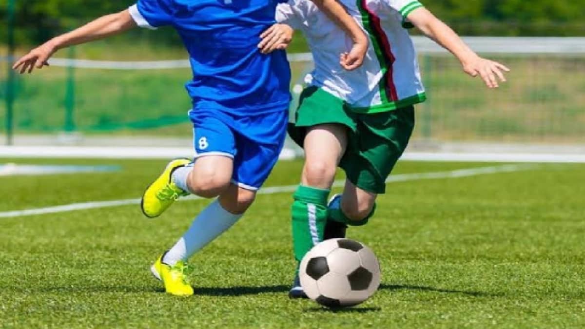 بيلاروسيا تتحدى الوباء وتواصل إقامة مباريات كرة القدم بحضور الجمهور