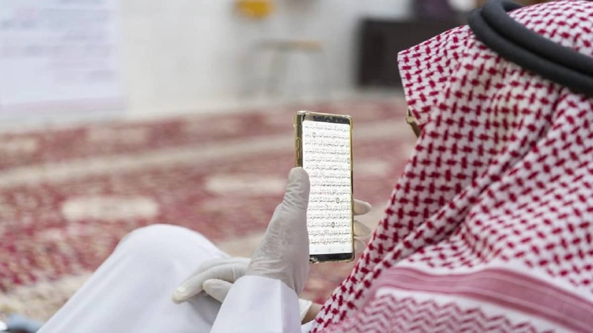 المصلون يلتزمون بالإجراءات الإحترازية بمساجد تبوك