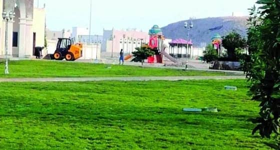 بحجة منع تجمع الشباب أمام منزله.. مواطن يتلف حديقة بجدة