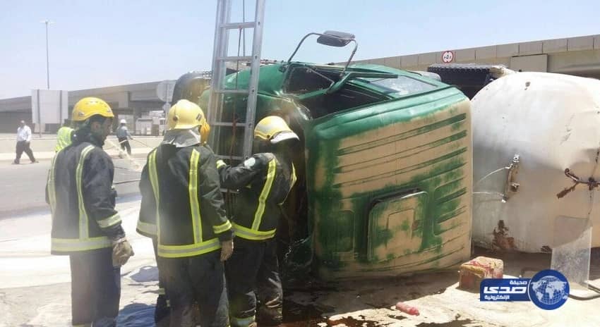 مدني المدينة يسيطر على تسرب بنزين إثر تصادم ثلاث ناقلات