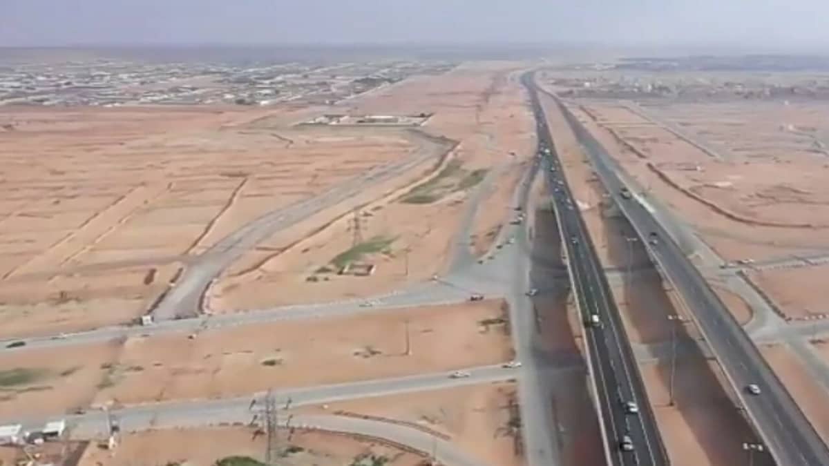 بالفيديو.. «النقل» حريصة على مسح الطرق بشكل مستمر