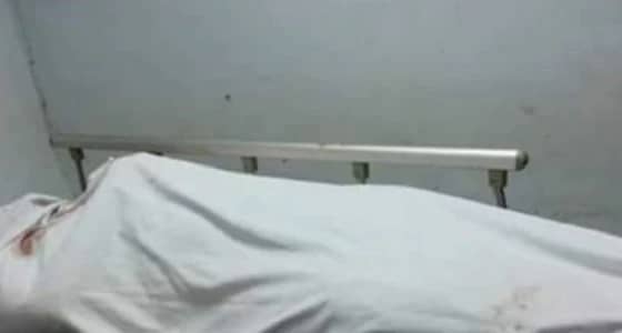 شاب يقتل والدته ويهشم رأسها بالعصا لسوء سلوكها