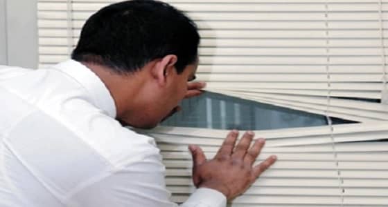 سيدة تساهم في القبض على زوجها بعدما صور جارتهما عارية في الحمام