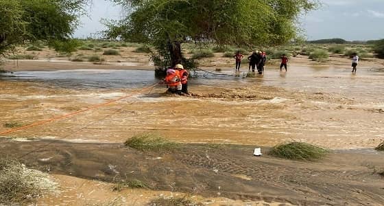 إنقاذ 6 أشخاص احتجزهم السيل في بيش (صور)