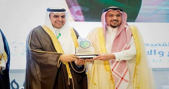 أمير القصيم يكرم كليات عنيزة