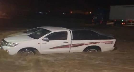 بالفيديو.. جرف عدد من المركبات بسبب السيول على طريق " المخواة- المجاردة "