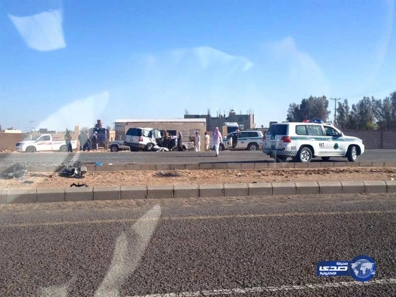 مصرع امرأة وإصابة 3 أشخاص بعد ارتطام سيارتهم بشاحنة على الطريق الدولي بالجوف