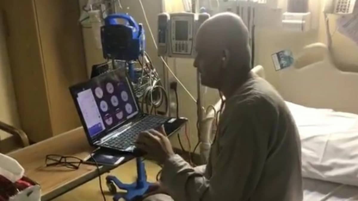 بالفيديو.. المعلم المصاب بالسرطان يوضح سبب استمراره في تدريس طلابه عن بعد رغم مرضه