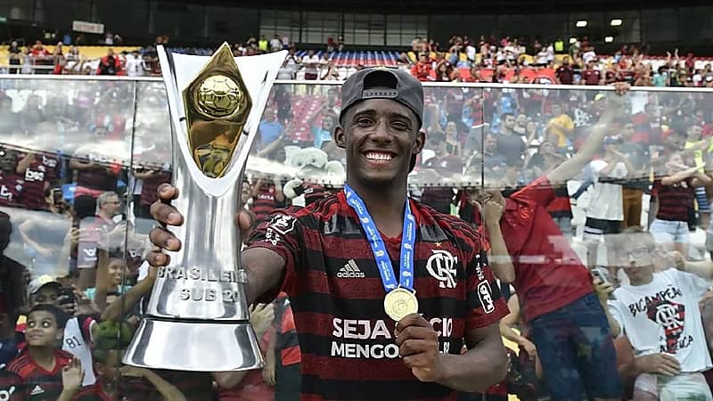 بعد منافسة النصر والعين..شباب الأهلي يسعى لضم سيزار