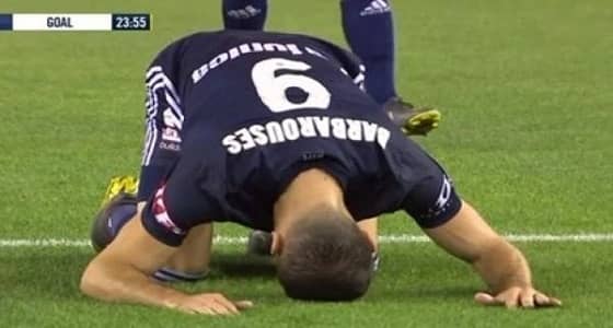 بالفيديو.. لاعب نيوزيلندي يسجد تضامنًا مع ضحايا هجوم المسجدين