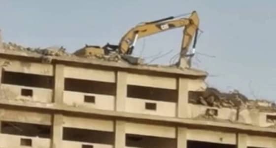 طريقة رفع بوكلين إلى سطح مبنى التليفزيون لإزالته بجدة (فيديو)