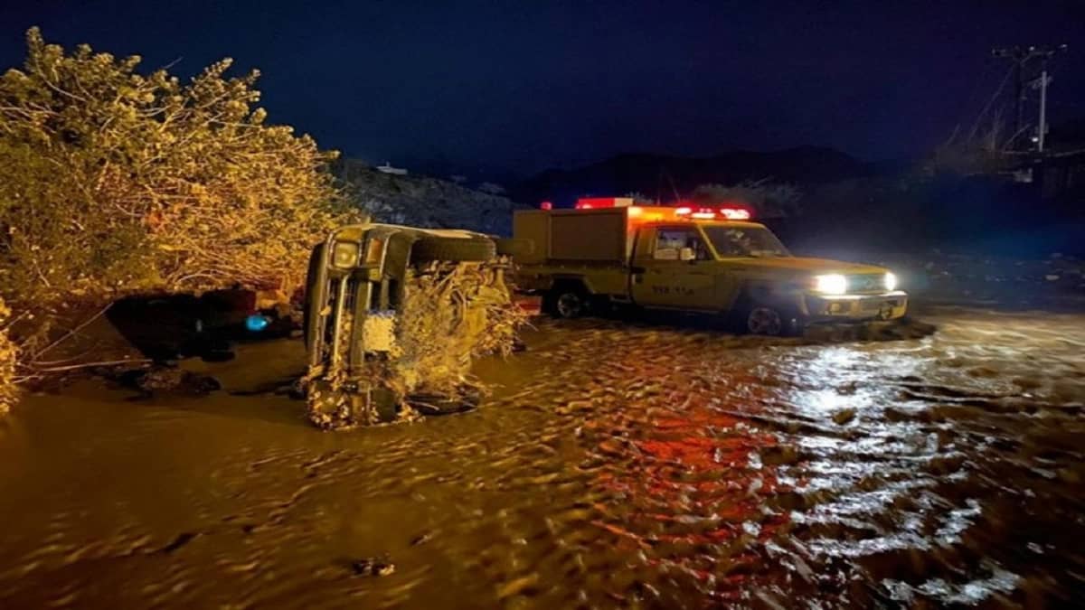 إنقاذ شخصين ووفاة ثالث بعد جرف مركبتهم في الباحة