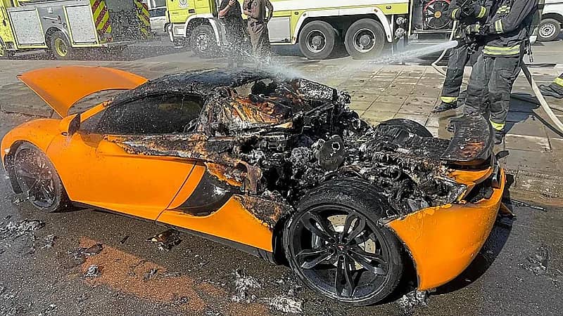 "مدني الرياض" يخمد حريقًا اندلع في مركبة بحي النهضة