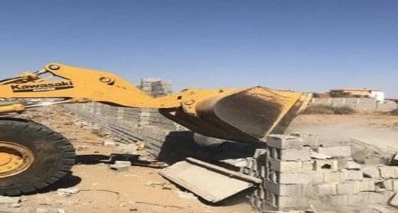 إزالة 17 موقعا مخالفا من أسوار ومبانٍ شعبية في جدة