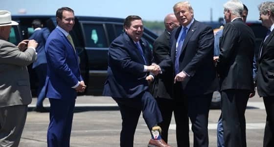 بالصور.. صورة " ترامب " على جوارب حاكم ولاية تثير الجدل