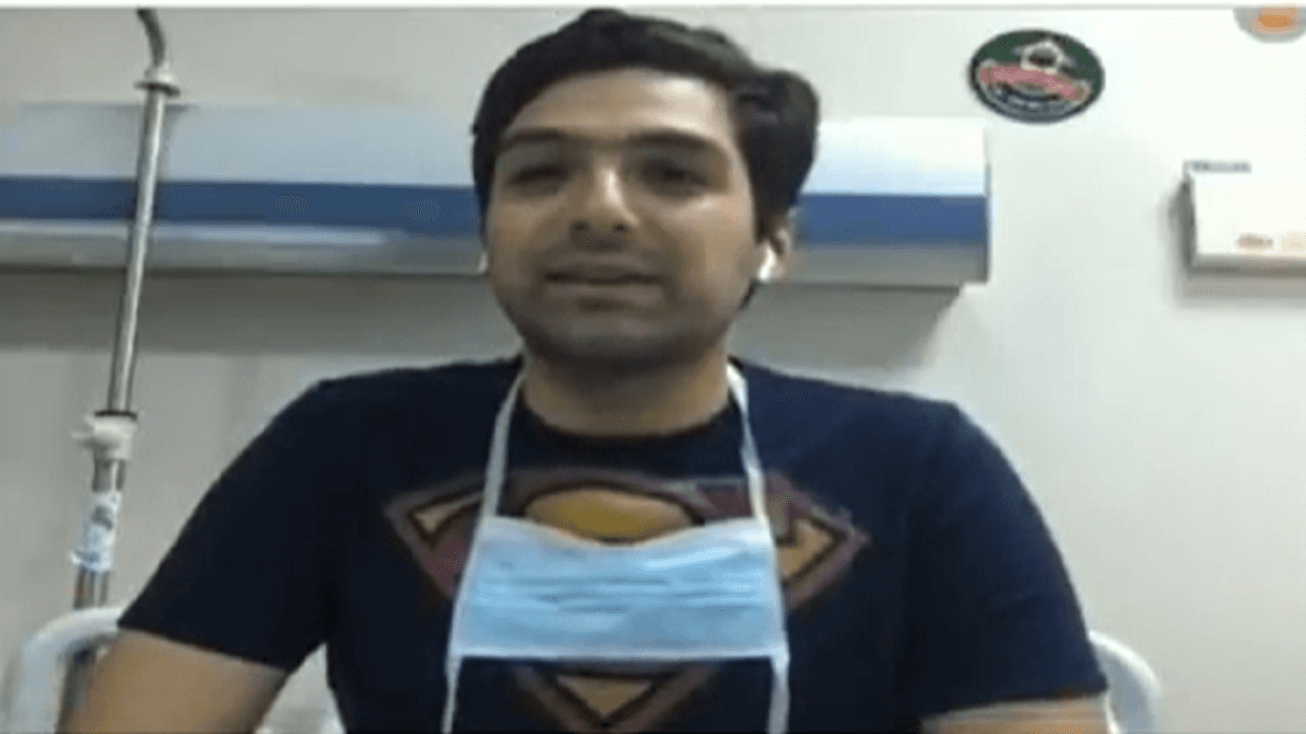 بالفيديو.. رسالة مؤثرة من طبيب لوالدته التي أخذت العدوى منه