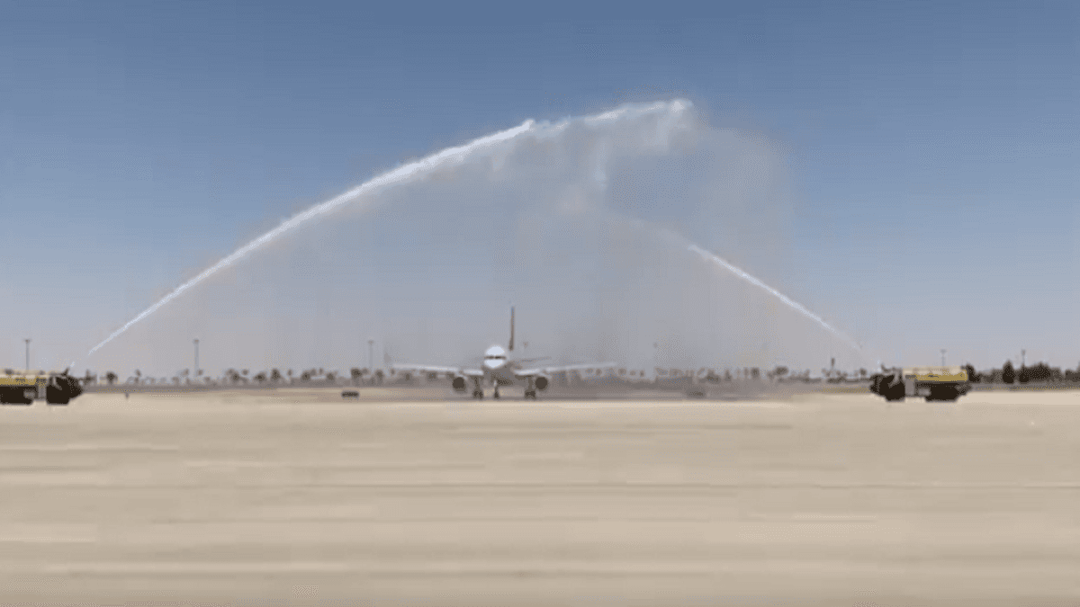 بالفيديو.. وصول أول رحلة من الرياض إلى مطار رفحاء