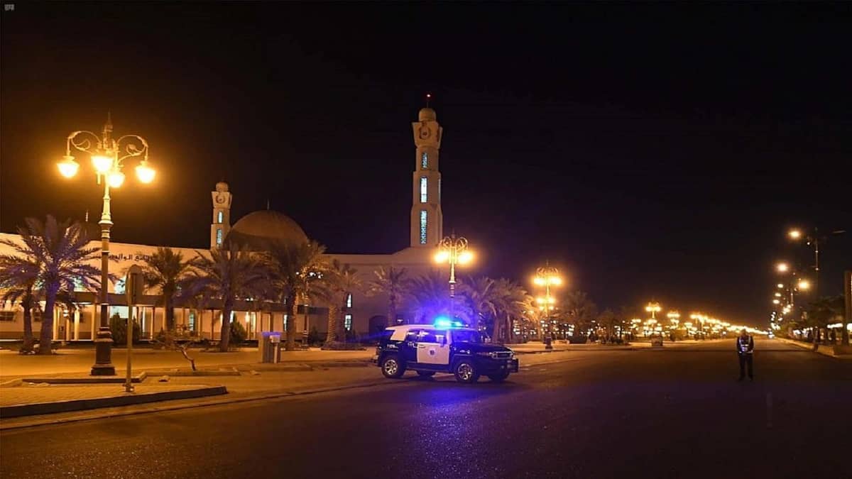 رجال الأمن يؤدون صلاة المغرب أثناء متابعتهم منع التجول بتبوك (صور)