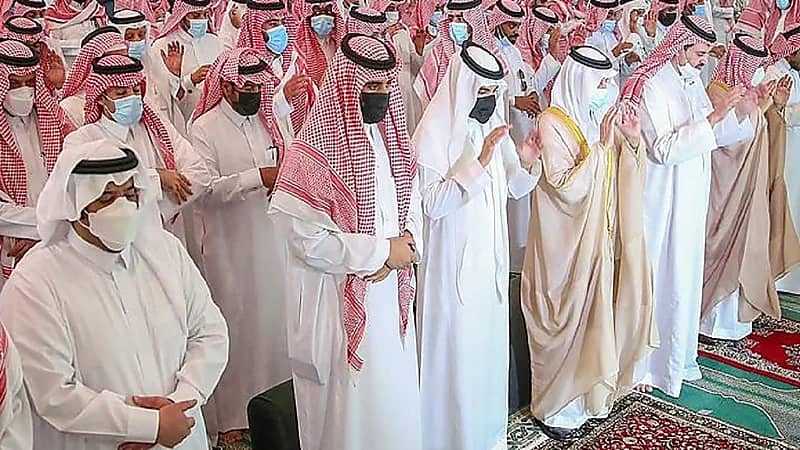 بالفيديو والصور..أمير الشرقية يؤدي صلاة الميت على والدة الأمير عبدالعزيز بن عبدالرحمن بن عبدالعزيز