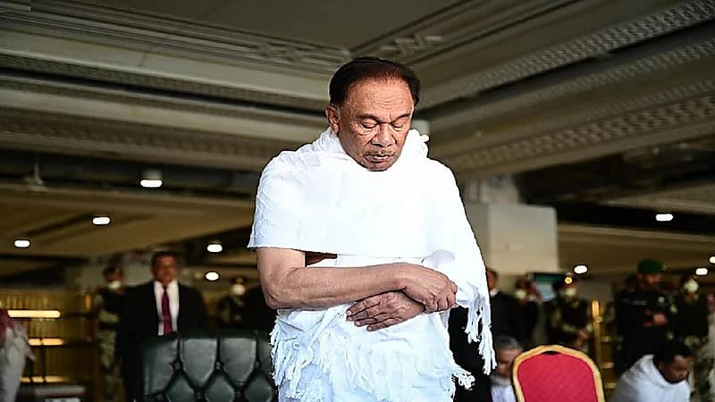 رئيس الوزراء الماليزي يؤدي مناسك العمرة