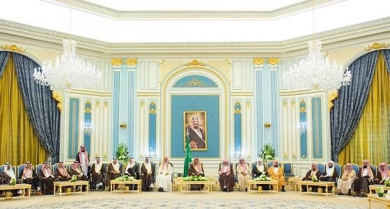 خادم الحرمين يستقبل مفتي عام المملكة وأصحاب الفضيلة العلماء وجمعا من المواطنين