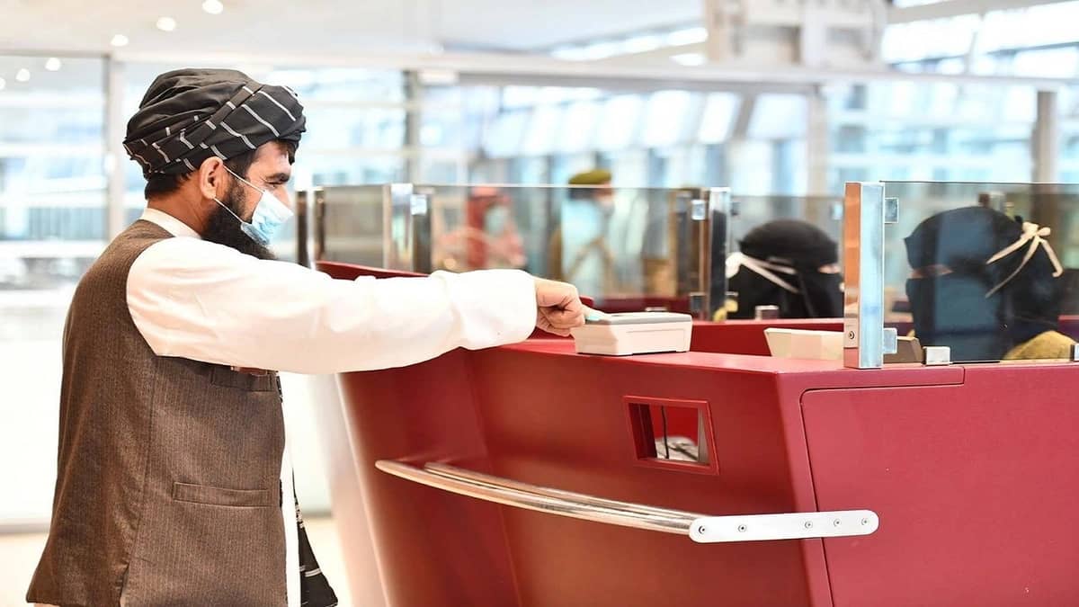 شاهد.. جوازات مطار الأمير سلطان بتبوك تنهي إجراءات إحدى رحلات العودة لأفغانستان