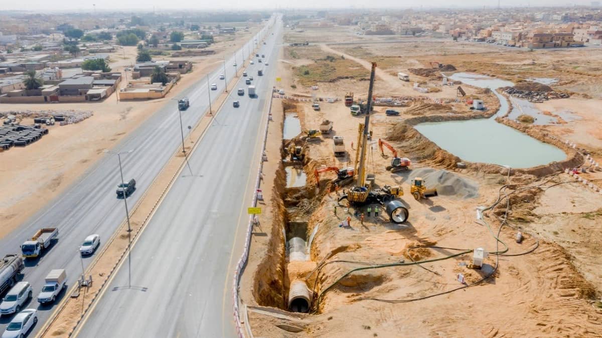 أمانة القصيم تنفذ خط لتصريف سيول أحياء الفايزية والأخضر في بريدة