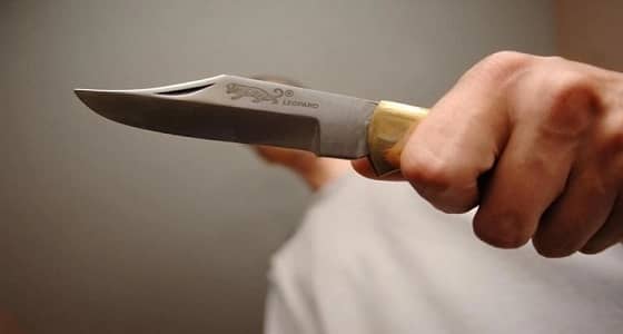 معتل نفسي يطعن جاره بعدما رفض توصيله لشراء الدخان