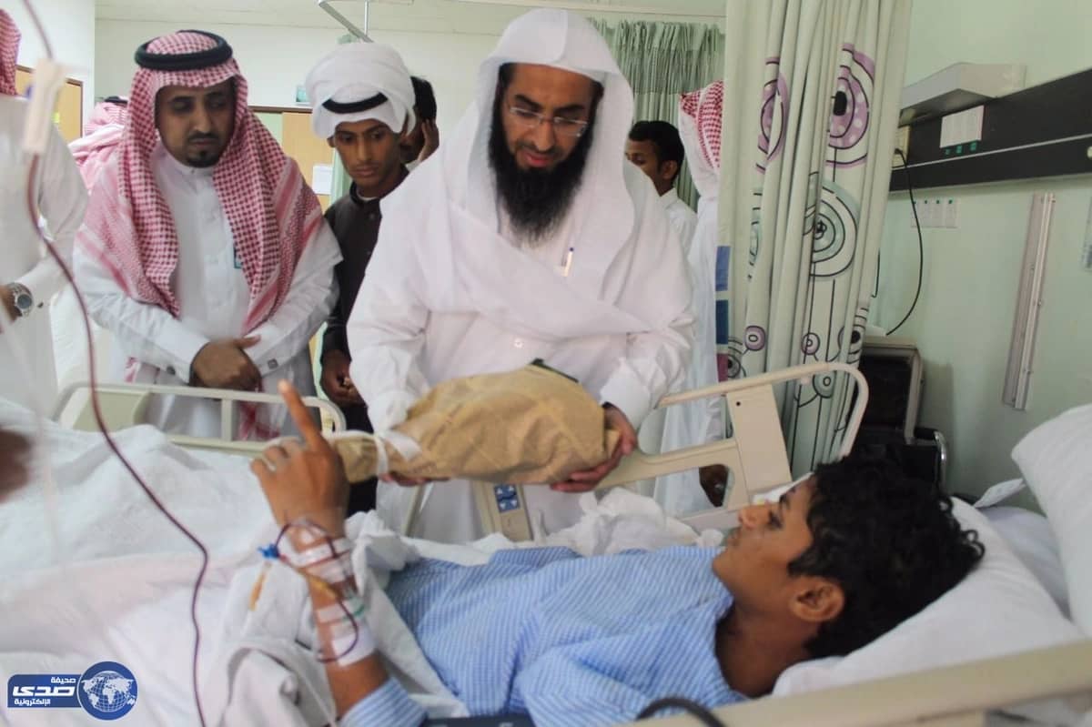 مساعد مدير تعليم الليث يزور الطلاب المصابين في حادث يلملم