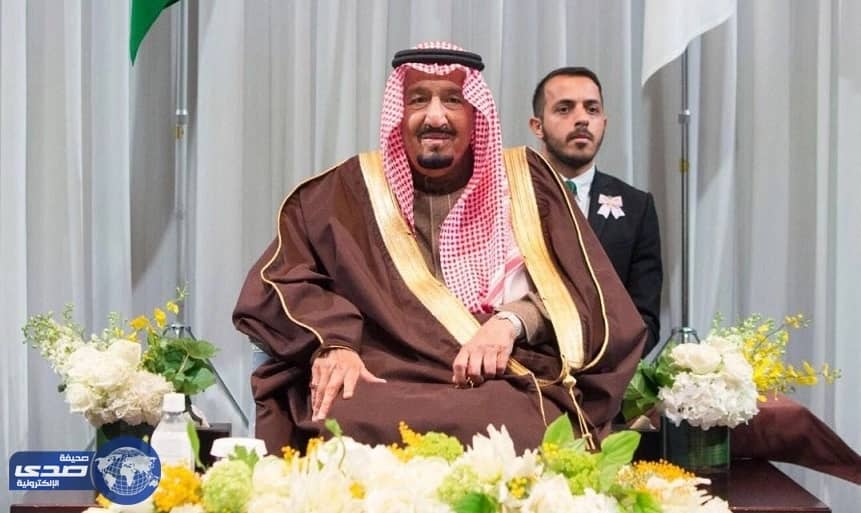 بالصور.. تعرف على الشاب الذي ظهر خلف خادم الحرمين في اليابان