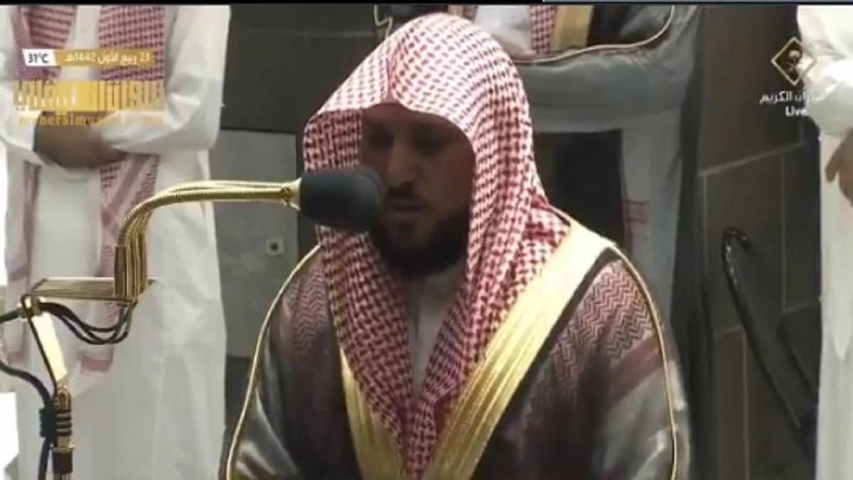 شاهد.. بكاء الشيخ ماهر المعيقلي أثناء تلاوة سورة آل عمران في صلاة العشاء