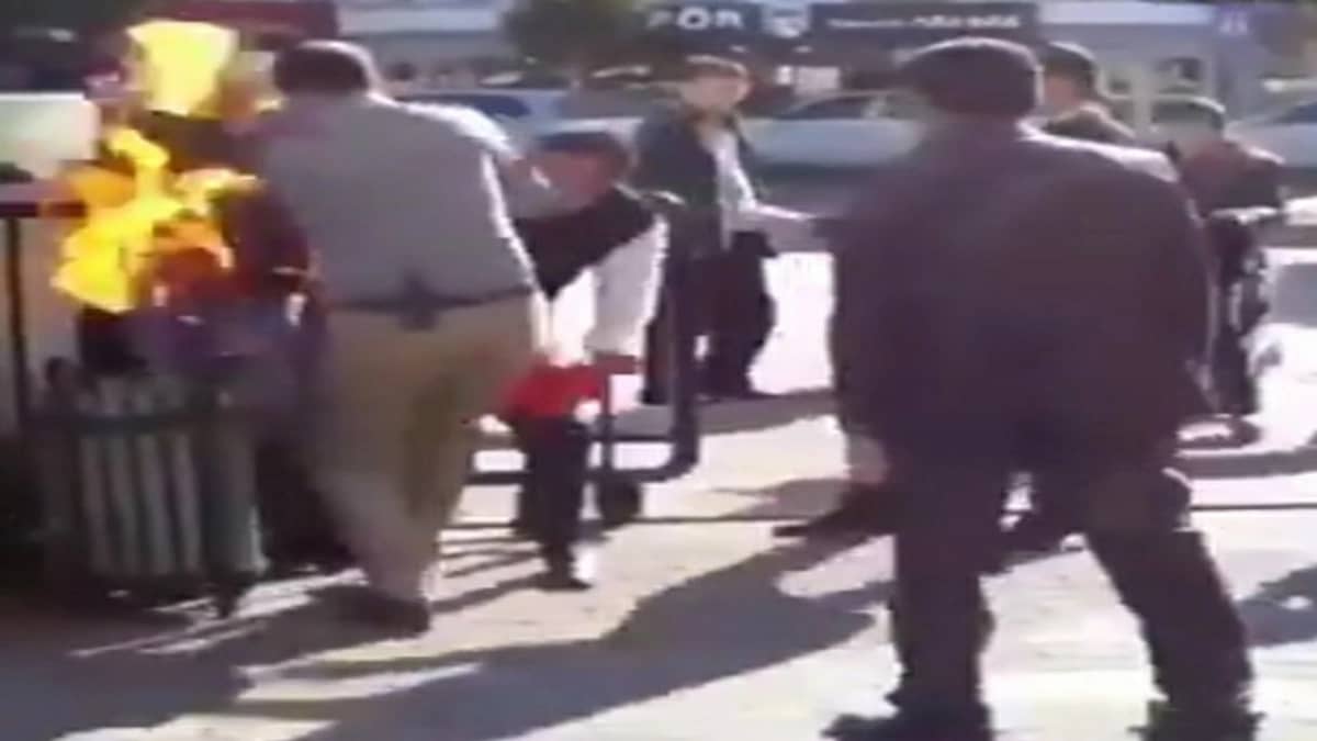 شاهد.. تركي يحرق نفسه بالبنزين أمام مسؤولين بالبلدية
