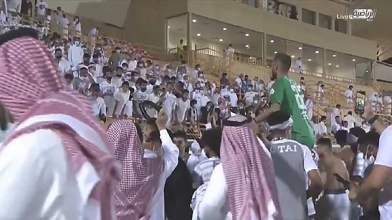 شاهد.. احتفالات جماهير الطائي واللاعبين بمناسبة الصعود لدوري المحترفين