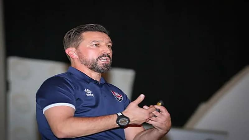 الأهلي يقترب من التعاقد مع مدرب الرائد بيسنيك هاسي